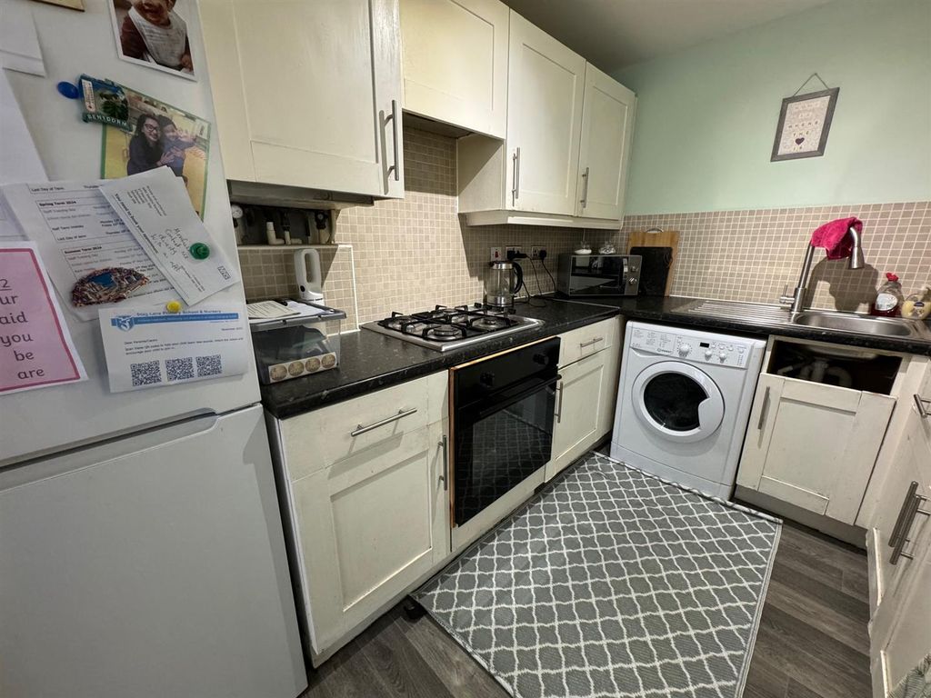 2 bed flat for sale in Warren Way, Edgware HA8, £120,000