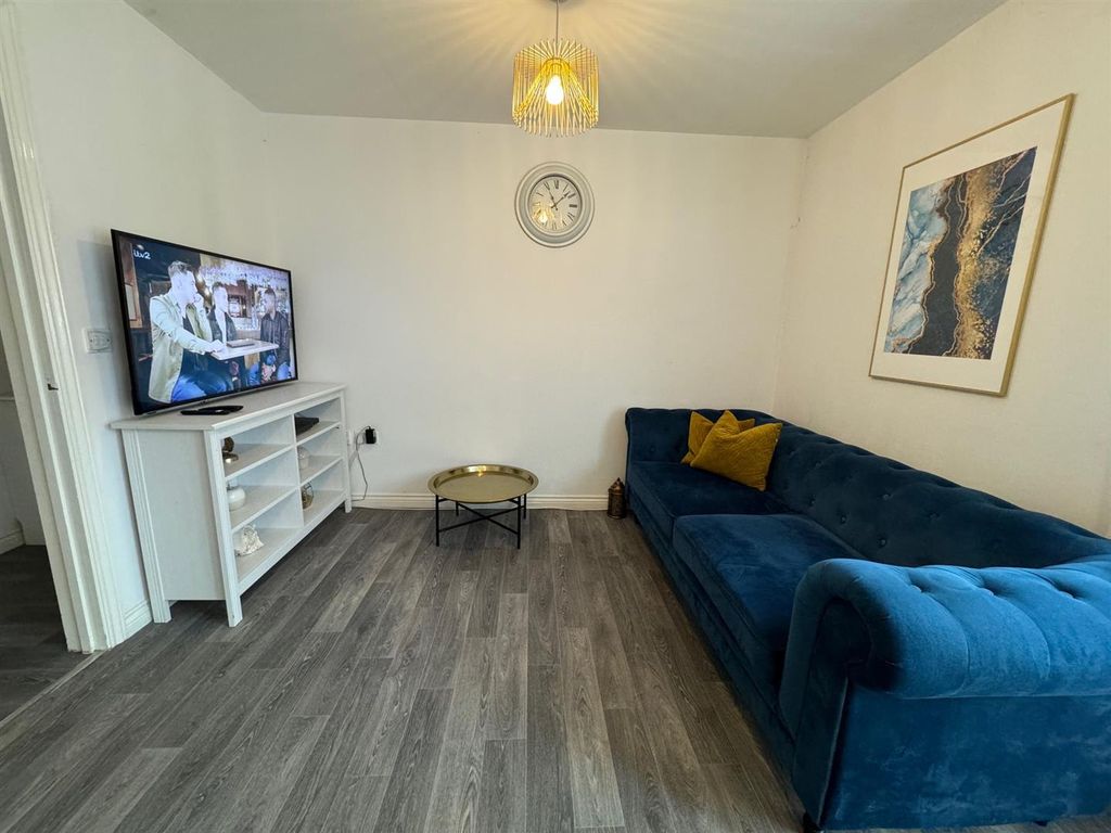 2 bed flat for sale in Warren Way, Edgware HA8, £120,000