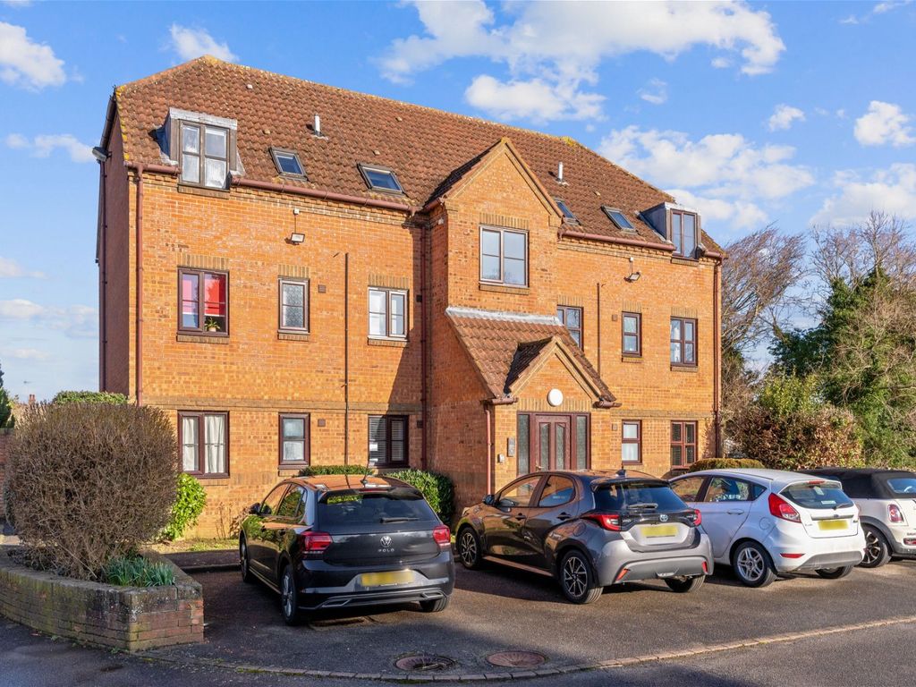 2 bed flat for sale in The Wharf, Shefford SG17, £200,000