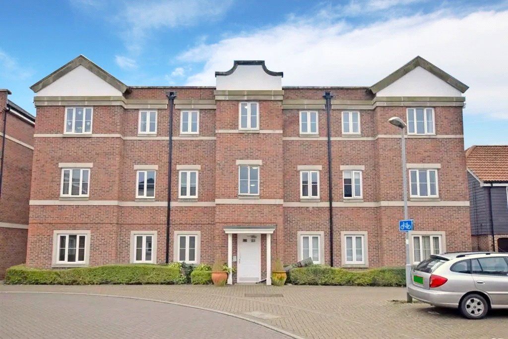 2 bed flat to rent in Whyke Marsh, Chichester, West Sussex PO19, £1,150 pcm