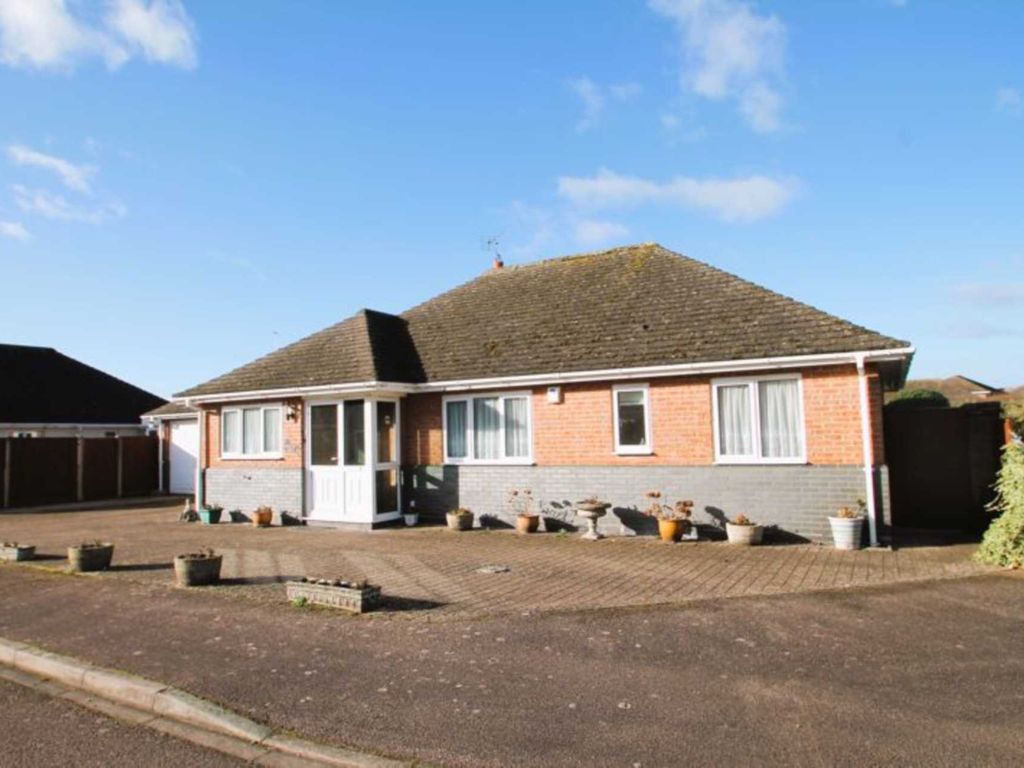 3 bed bungalow to rent in Comp Gate, Eaton Bray LU6, £2,000 pcm