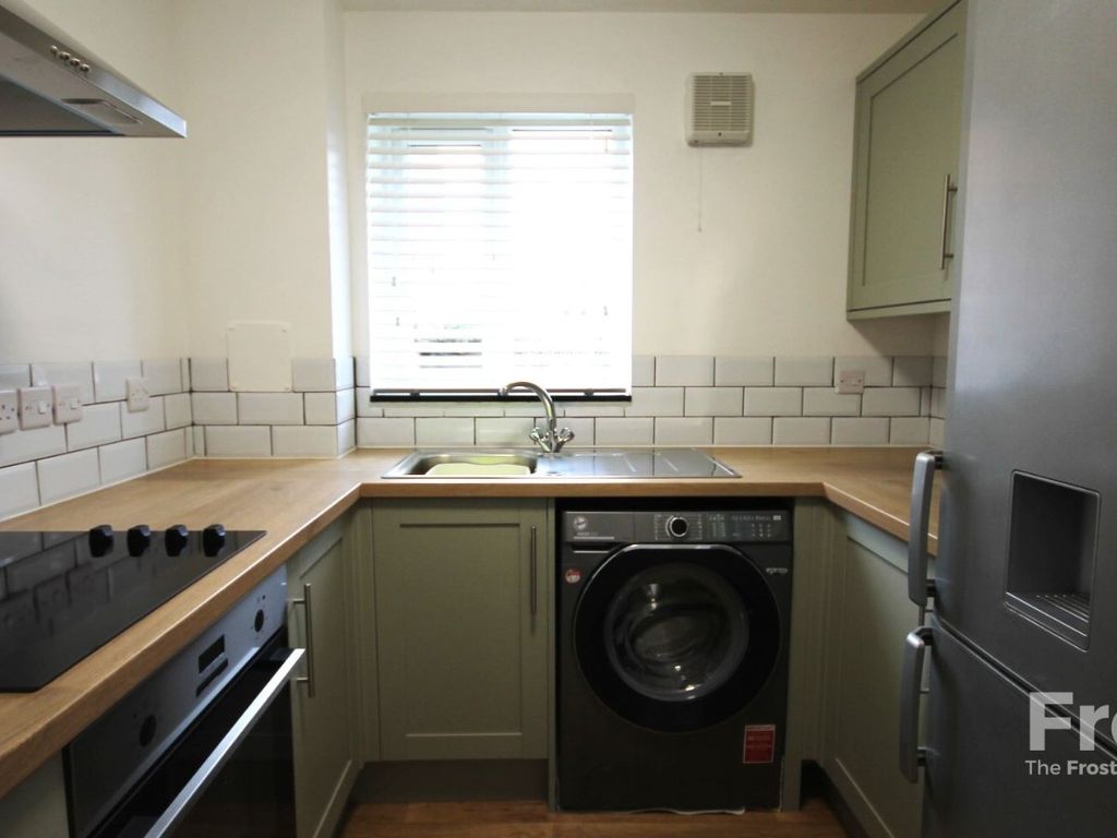 2 bed flat to rent in Redford Close, Feltham TW13, £1,550 pcm