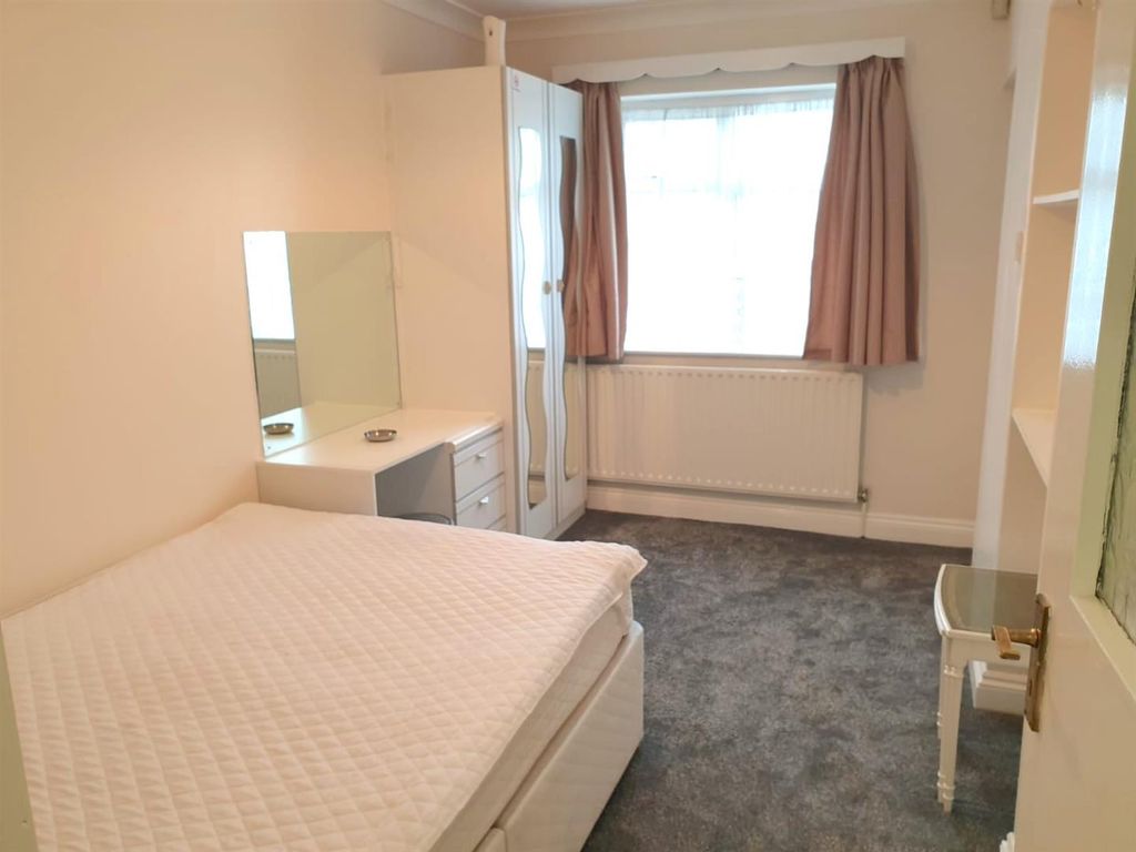 Studio to rent in Oxford Avenue, Hayes, Middlesex UB3, £950 pcm