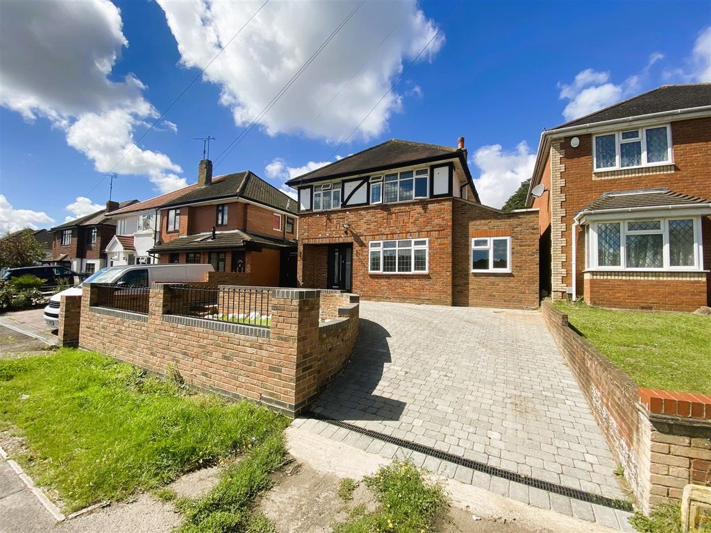 4 bed detached house for sale in New Bedford Road, Luton LU3, £500,000