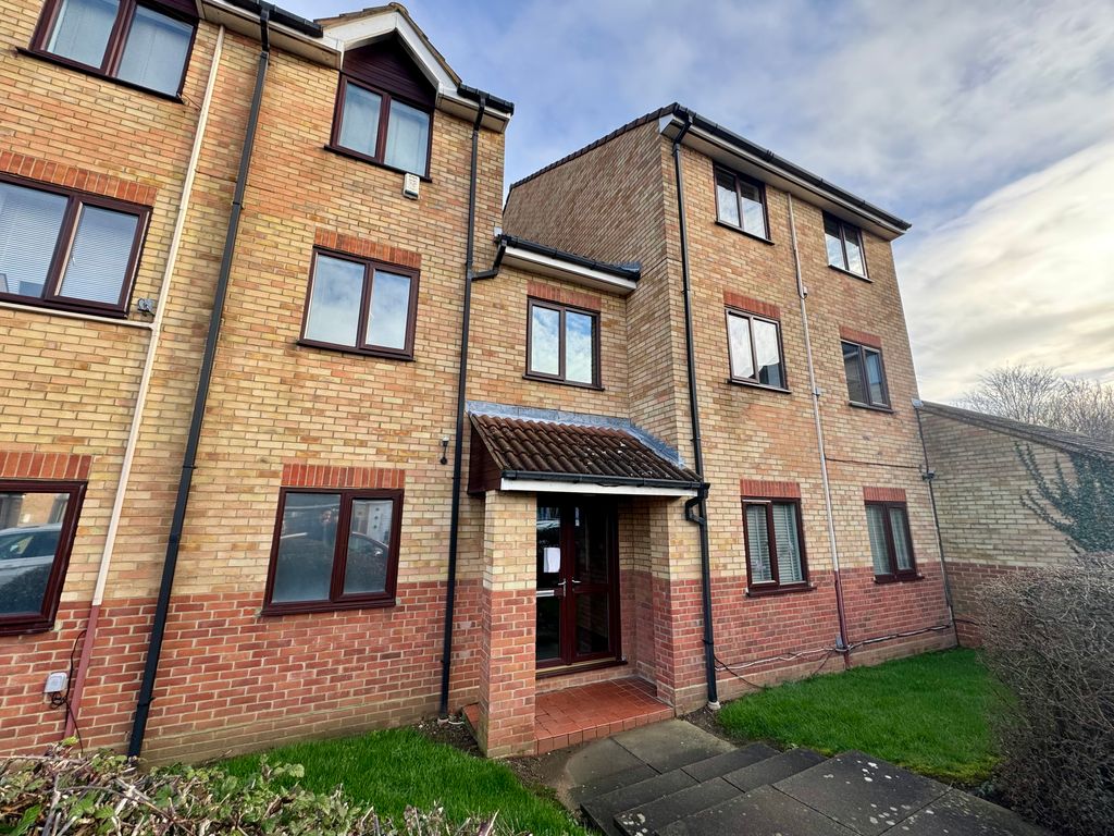 1 bed flat for sale in Markwell Wood, Harlow CM19, £165,000
