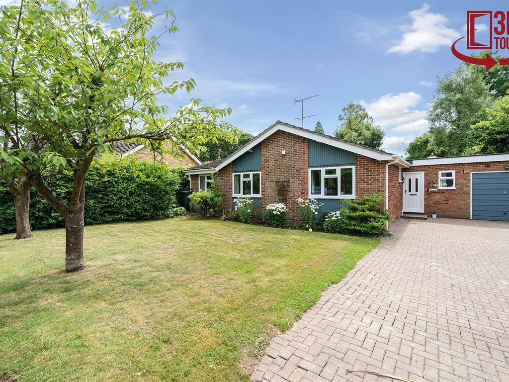 4 bed detached bungalow for sale in Parkway, Crowthorne, Berkshire RG45, £700,000
