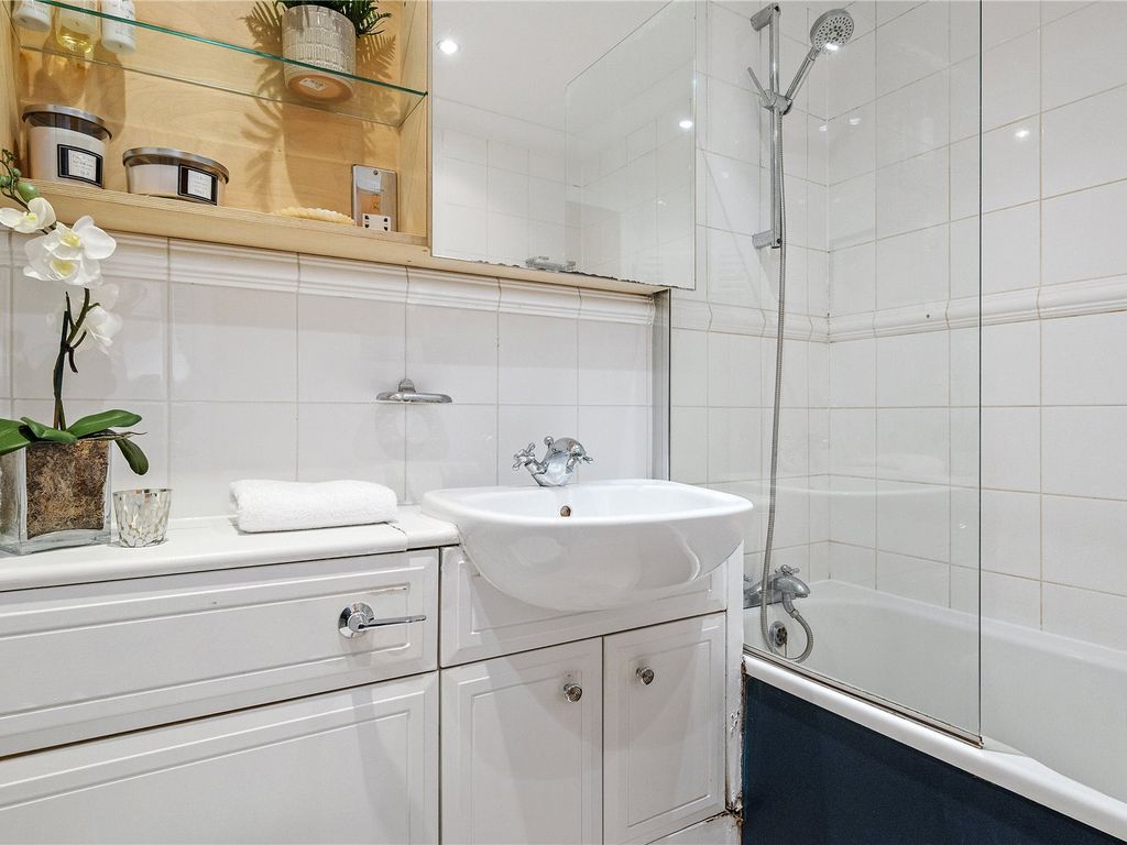 2 bed flat for sale in Moore Court, Anderson Square, London N1, £660,000