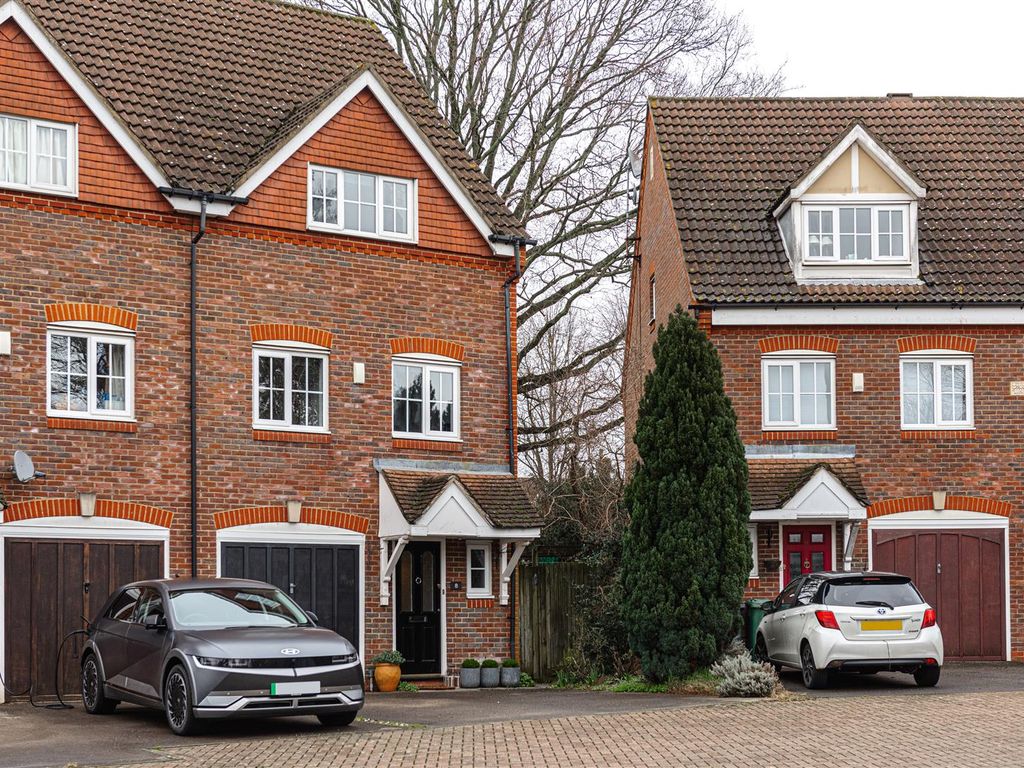 4 bed town house for sale in Bassett Drive, Reigate RH2, £700,000