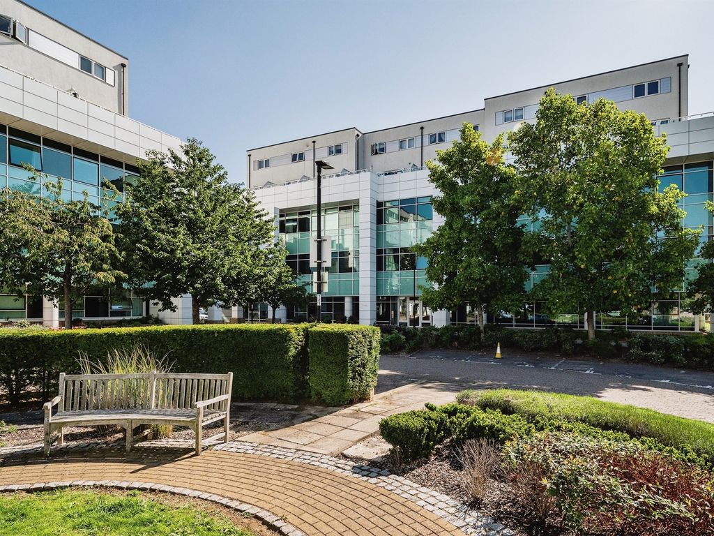 2 bed flat for sale in Bessemer Road, Welwyn Garden City AL7, £270,000