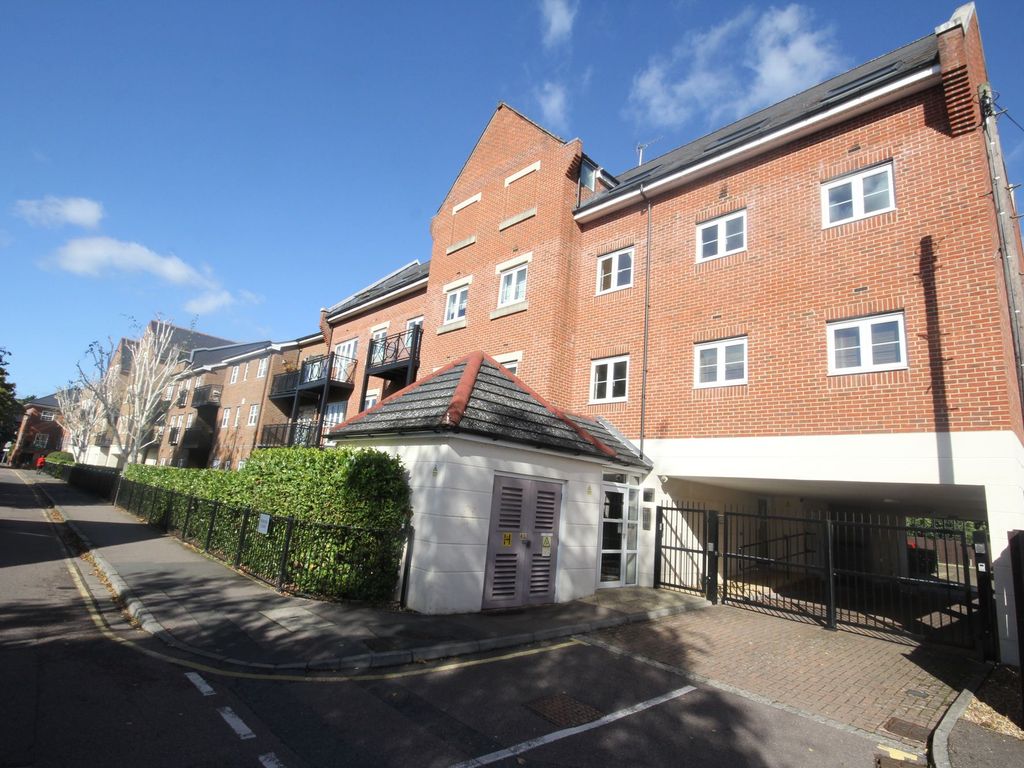 2 bed flat to rent in Wharf Lane, Webster Court Wharf Lane WD3, £1,800 pcm
