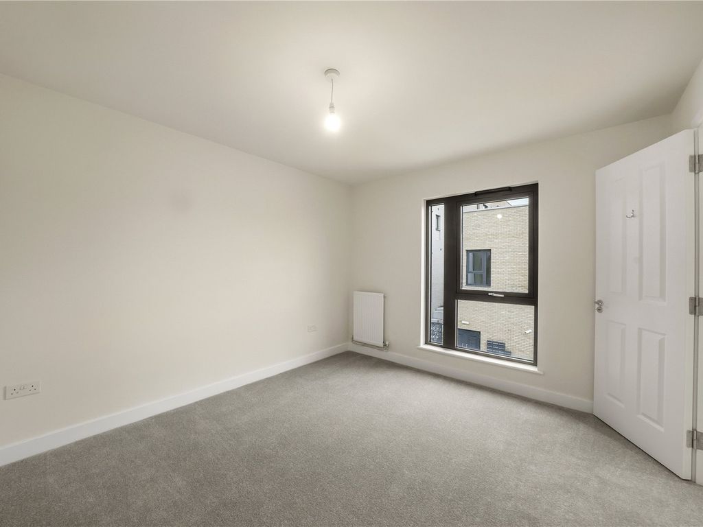 2 bed flat to rent in Evolution Court, Cambridge, Cambridgeshire CB3, £1,700 pcm