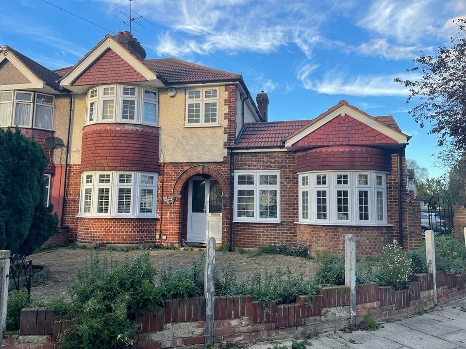 4 bed semi-detached house to rent in Devon Close, Perivale, Greenford UB6, £3,500 pcm
