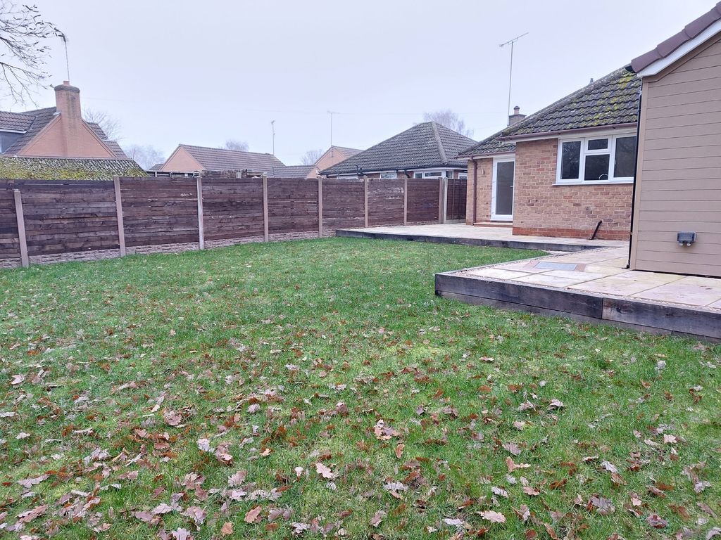 2 bed detached bungalow to rent in Neville Close, Rolleston-On-Dove, Burton-On-Trent DE13, £975 pcm