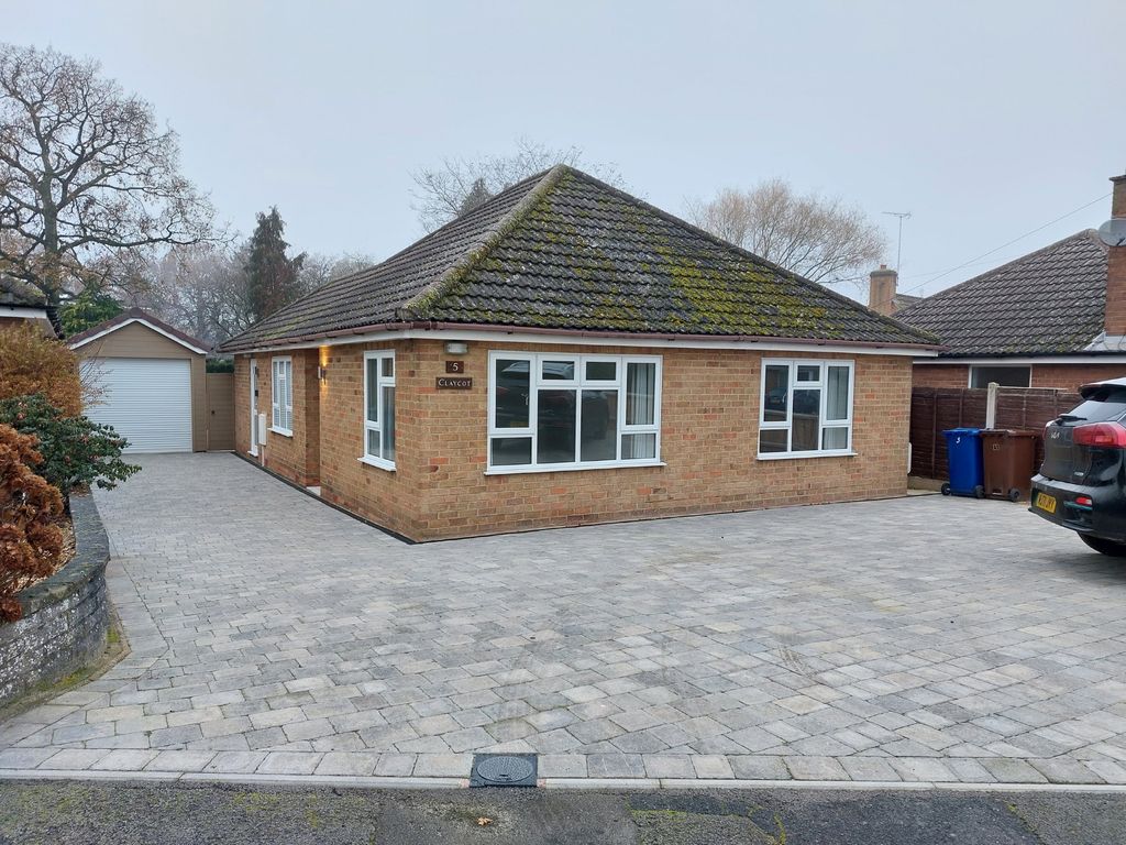 2 bed detached bungalow to rent in Neville Close, Rolleston-On-Dove, Burton-On-Trent DE13, £975 pcm