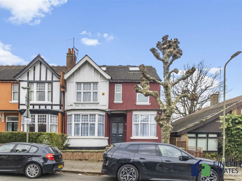 4 bed flat for sale in Dollis Park, Finchley Central N3, £699,950