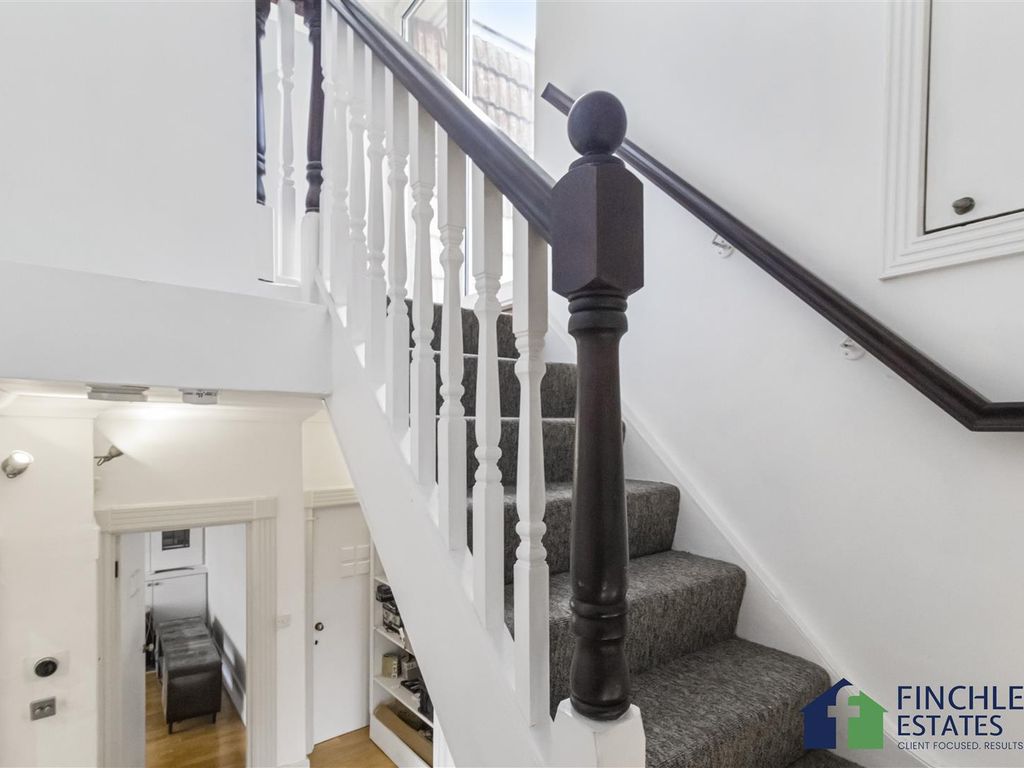 4 bed flat for sale in Dollis Park, Finchley Central N3, £699,950