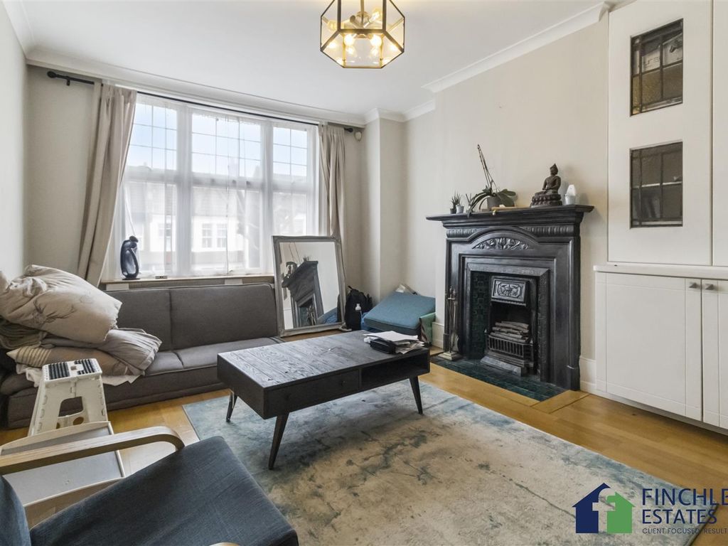 4 bed flat for sale in Dollis Park, Finchley Central N3, £699,950