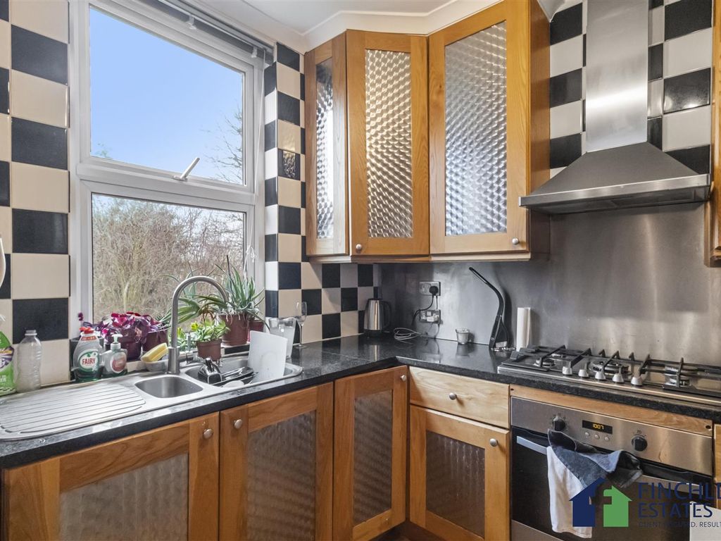 4 bed flat for sale in Dollis Park, Finchley Central N3, £699,950