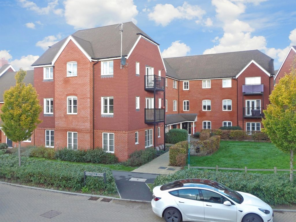 2 bed flat to rent in Westvale Road, Horley RH6, £1,400 pcm