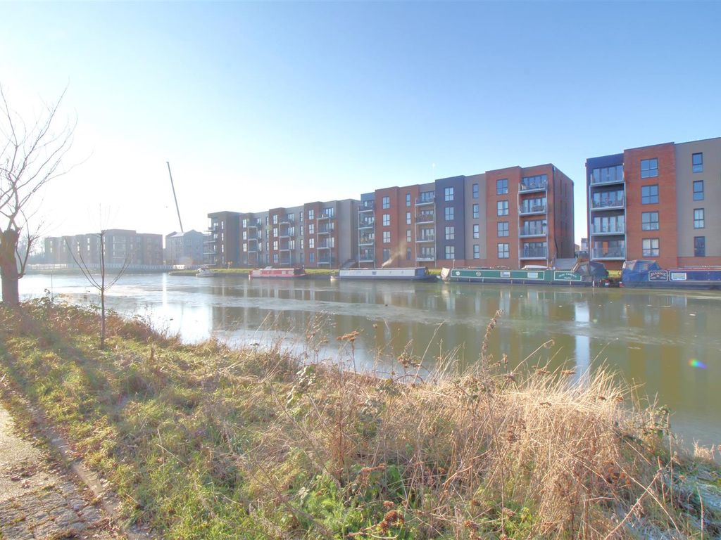 2 bed flat for sale in Hobbs Way, Gloucester GL2, £300,000