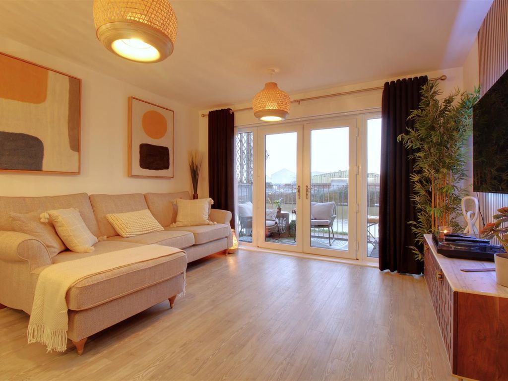 2 bed flat for sale in Hobbs Way, Gloucester GL2, £300,000