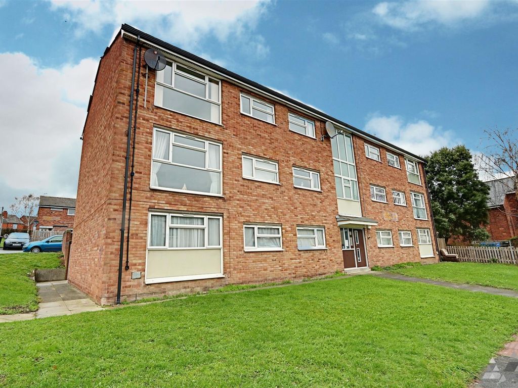 2 bed flat to rent in Blay Court, New Whittington, Chesterfield, Derbyshire S43, £600 pcm