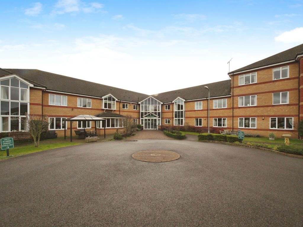 2 bed flat for sale in Hancock Drive, Luton LU2, £260,000