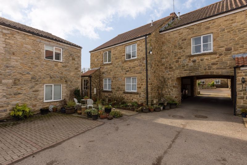 2 bed flat for sale in Castle Court, Helmsley, York YO62, £200,000