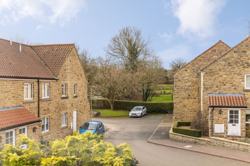 2 bed flat for sale in Castle Court, Helmsley, York YO62, £200,000