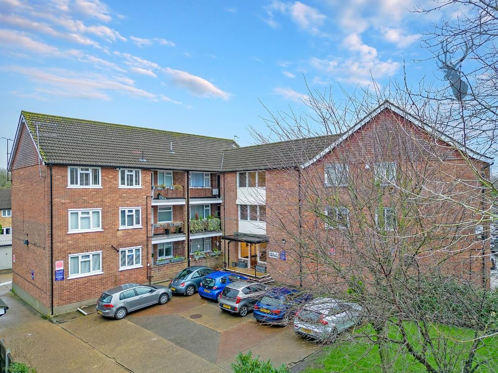 2 bed flat to rent in Theydon Bois, Epping, Essex CM16, £1,550 pcm