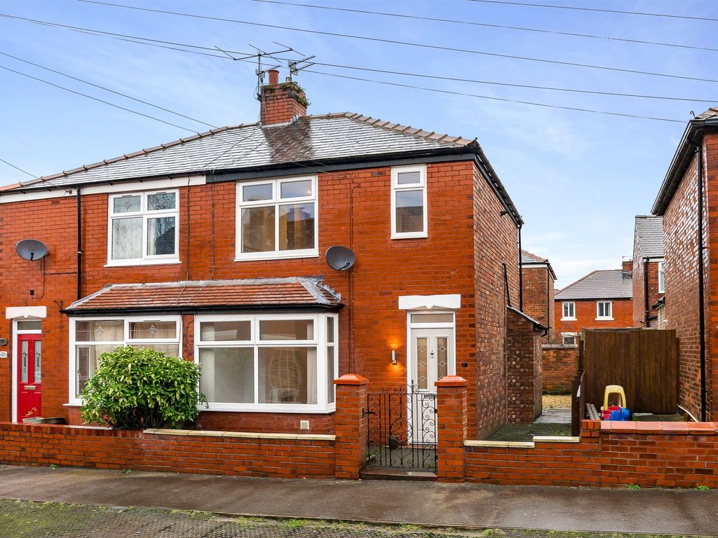 3 bed semi-detached house to rent in Clarence Street, Leyland PR25, £900 pcm
