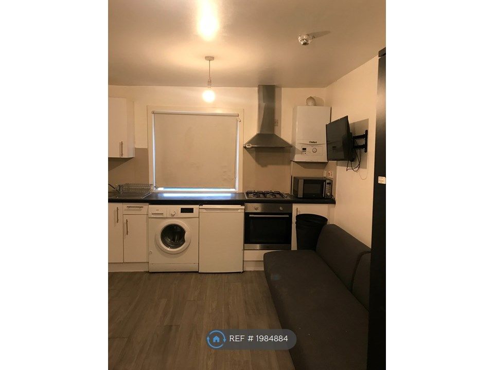 Studio to rent in The Vale, London W3, £1,070 pcm
