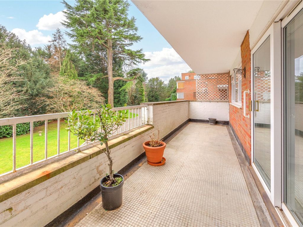 2 bed flat for sale in Darnhills, Radlett, Hertfordshire WD7, £840,000