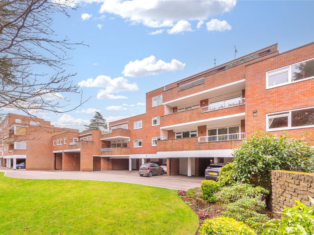 2 bed flat for sale in Darnhills, Radlett, Hertfordshire WD7, £840,000