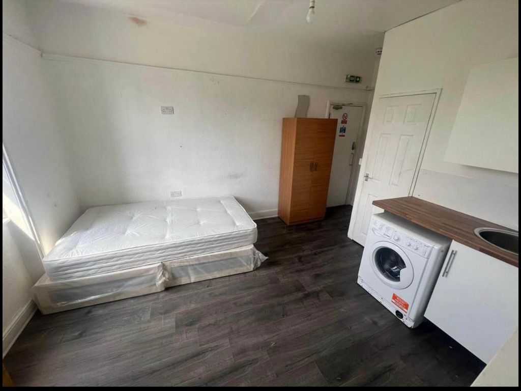 Studio to rent in Southampton Road, London NW5, £1,100 pcm