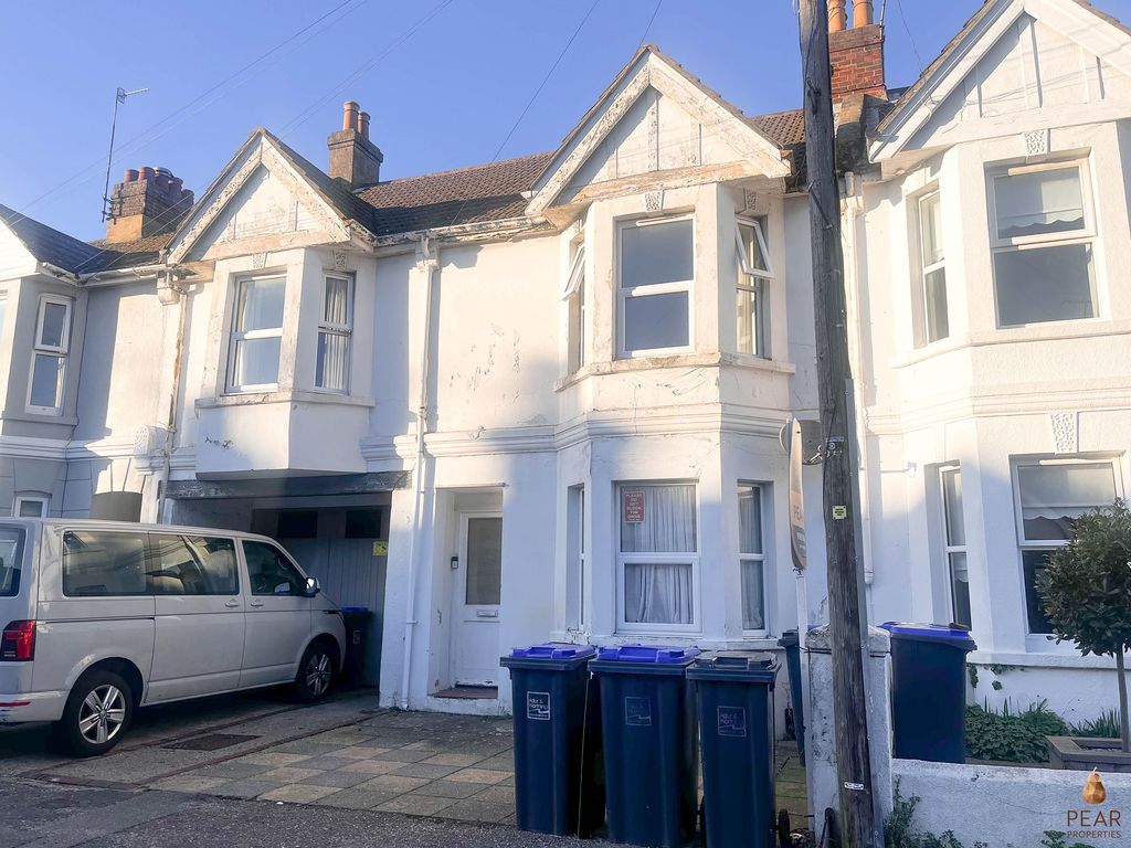 3 bed flat to rent in Becket Road, Worthing BN14, £1,400 pcm