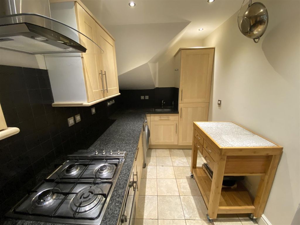 2 bed terraced house to rent in Langford Close, London W3, £2,200 pcm