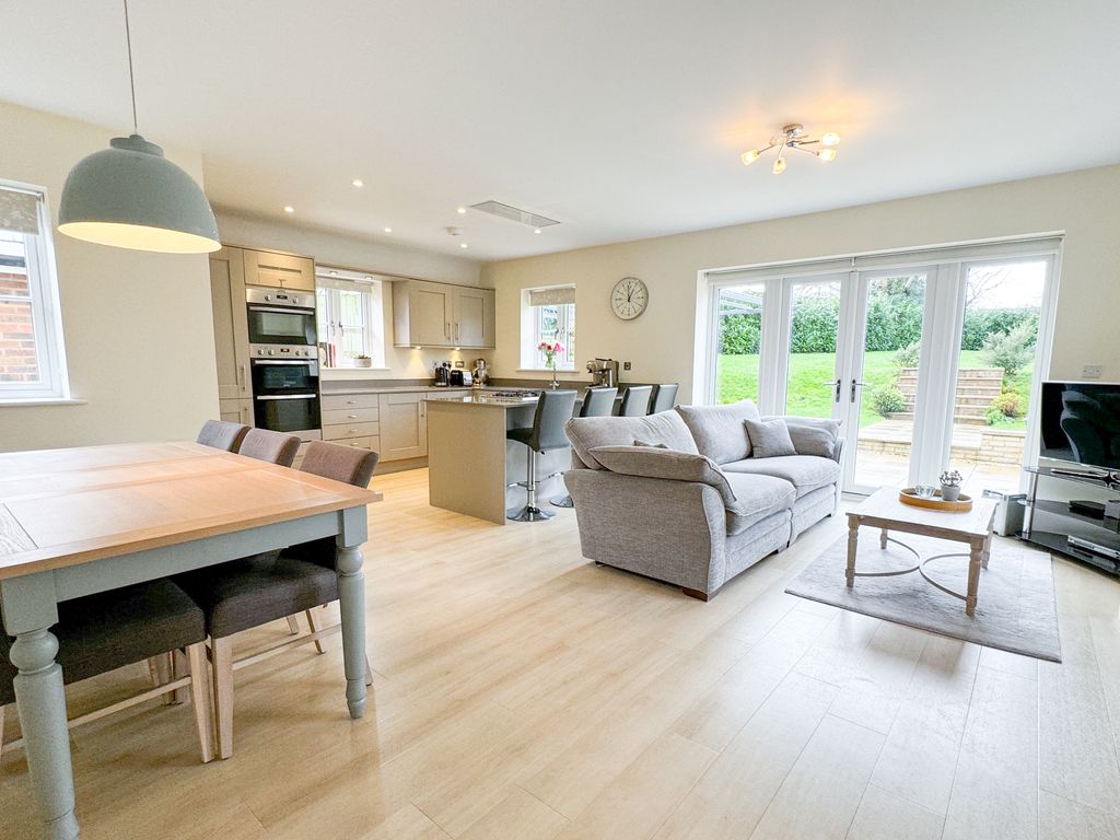 4 bed detached house for sale in Dubery Close, Stone, Buckinghamshire, Stone, Buckinghamshire HP17, £899,950