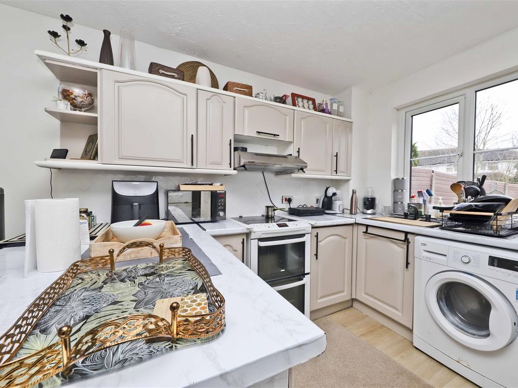 2 bed terraced house for sale in Carlton Court, Uxbridge UB8, £325,000