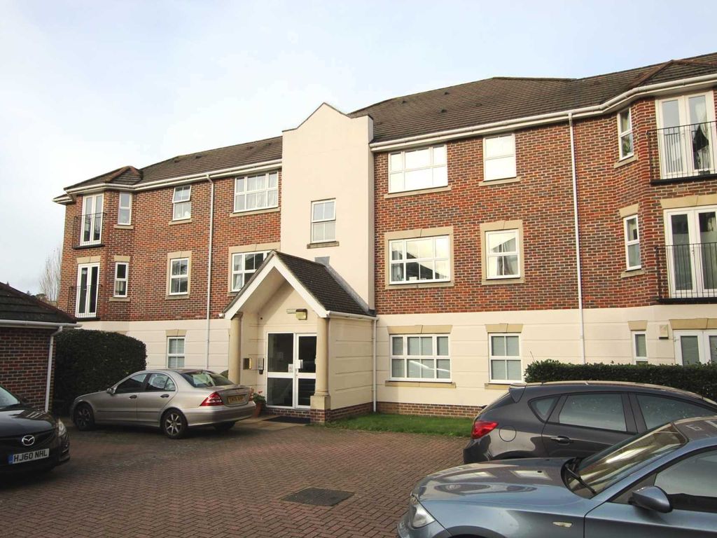 2 bed flat for sale in Abbotsmead Place, Caversham, Reading RG4, £299,950