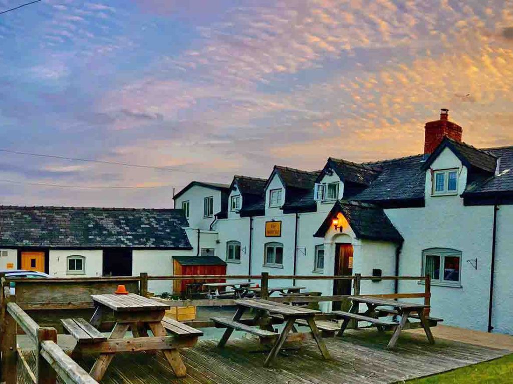 Pub/bar for sale in Dolfor, Newtown SY16, £495,000