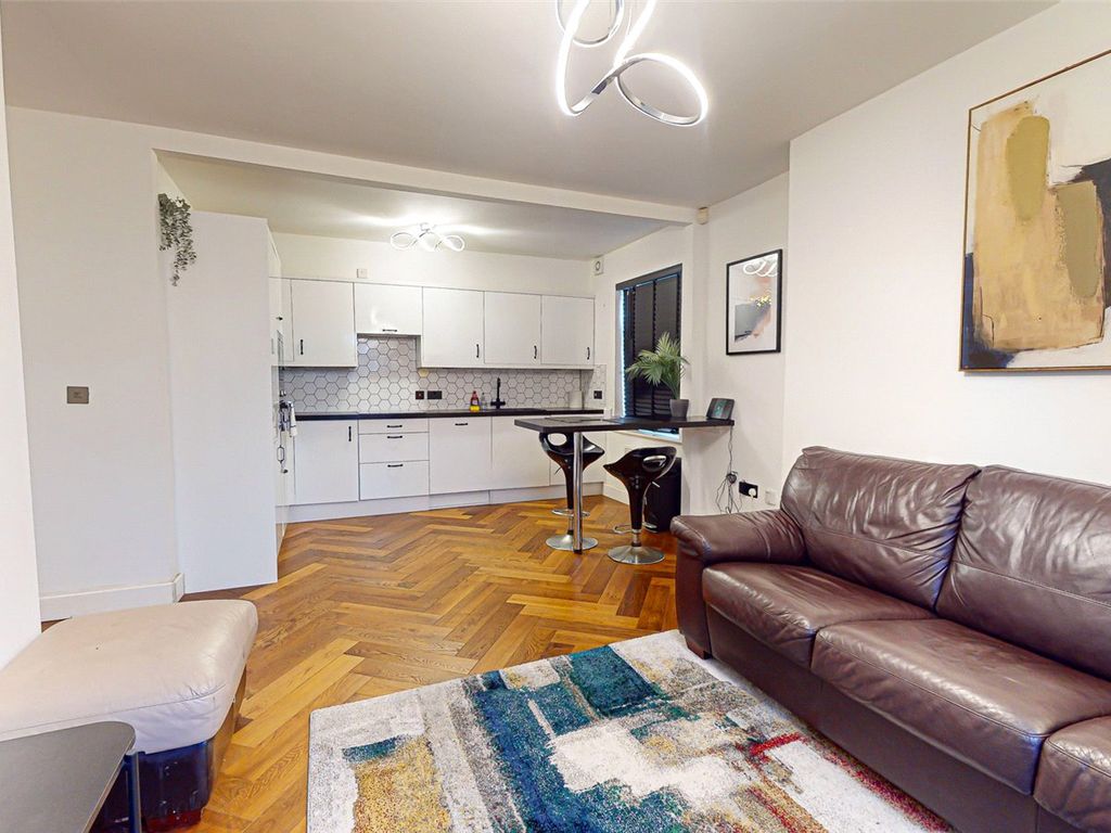 2 bed flat for sale in Barlow Moor Road, Manchester M21, £240,000