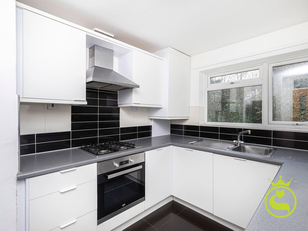 2 bed flat for sale in Western Road, Poole BH13, £240,000