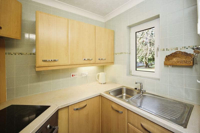 1 bed flat for sale in Malin Court, Alcester B49, £120,000