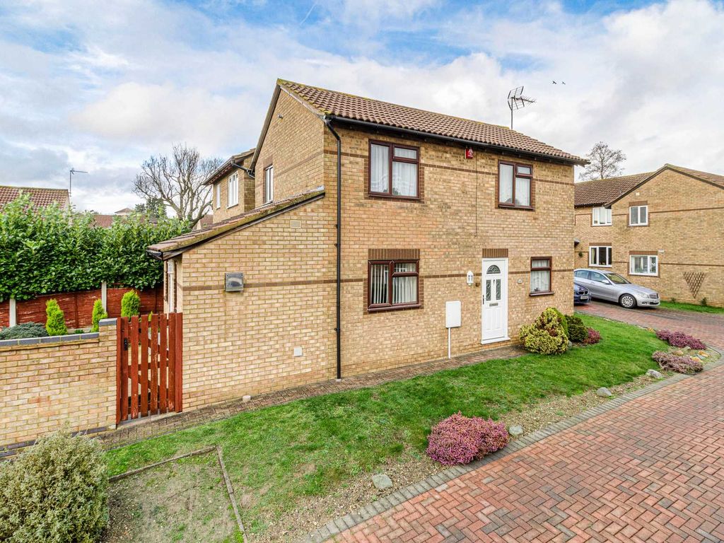 3 bed detached house for sale in Kelso Close, Bletchley MK3, £330,000