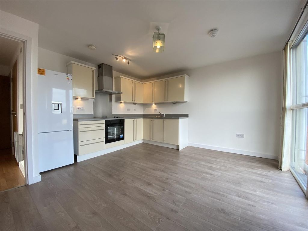 1 bed flat to rent in Zenith, Chapel Street, Salford M3, £850 pcm