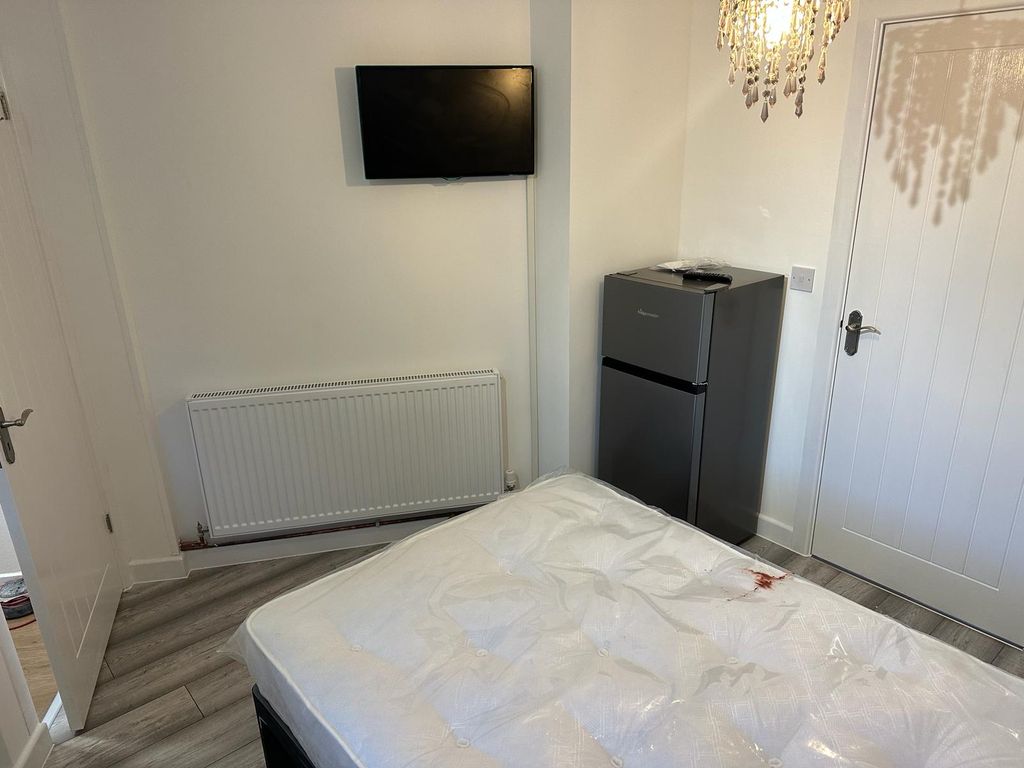 Room to rent in Pattocks, Basildon SS14, £850 pcm