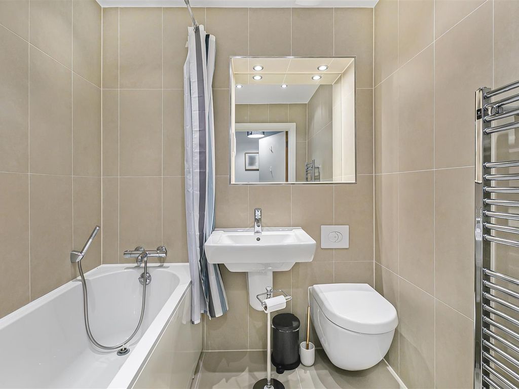 2 bed flat for sale in Scholars Walk, Cambridge CB4, £445,000