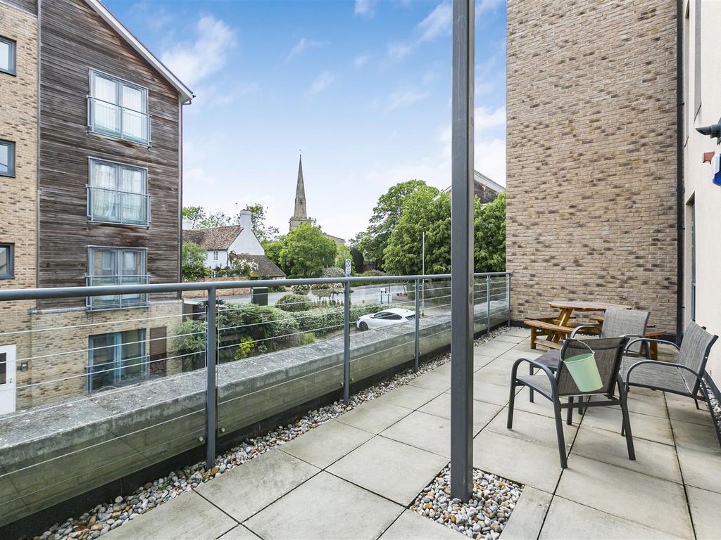 2 bed flat for sale in Scholars Walk, Cambridge CB4, £445,000