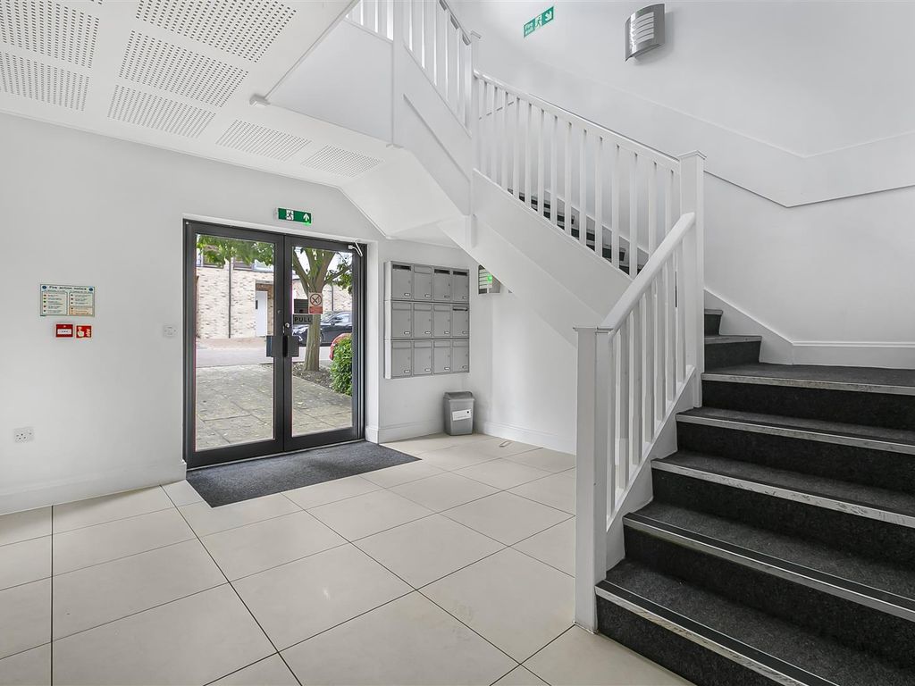 2 bed flat for sale in Scholars Walk, Cambridge CB4, £445,000